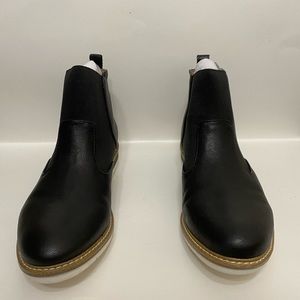 Kelly & Katie Arlo Chelsea Boot